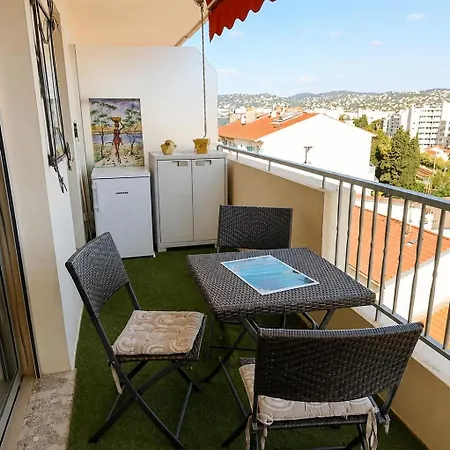 Comfortable Less Than 5 Minutes From Beaches, Train Station And Shops Appartement *